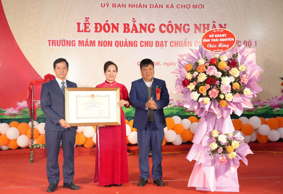 Ông Nguyễn Văn Hưng, Phó Giám đốc Sở Giáo dục và Đào tạo tỉnh Thái Nguyên trao bằng công nhận Trường Mầm non Quảng Chu đạt chuẩn quốc gia mức độ I.