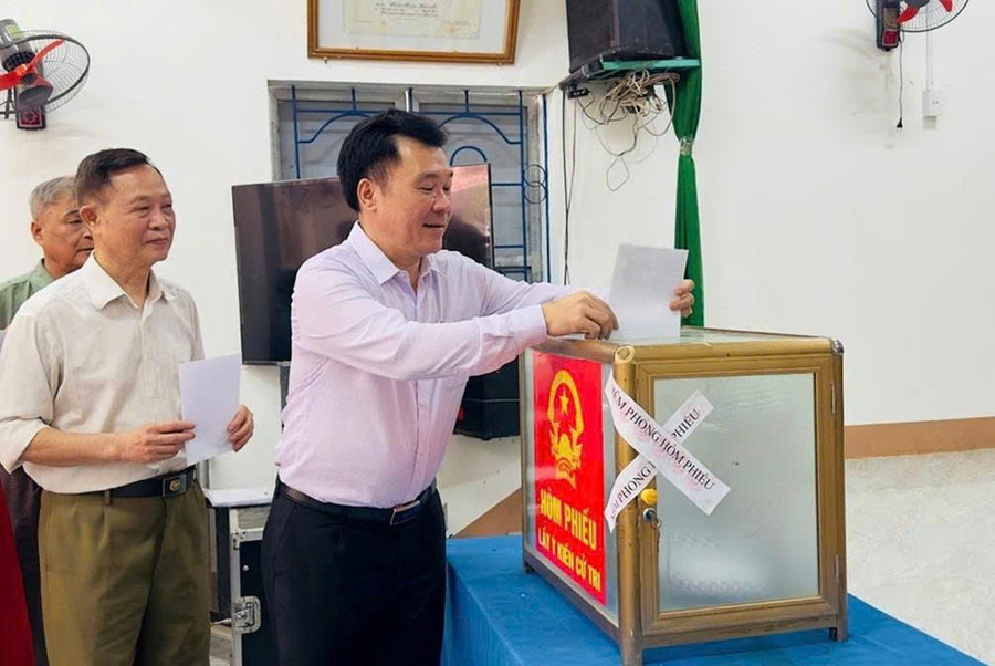 Cử tri huyện Định Hóa (Thái Nguyên) tham gia bỏ phiếu.
