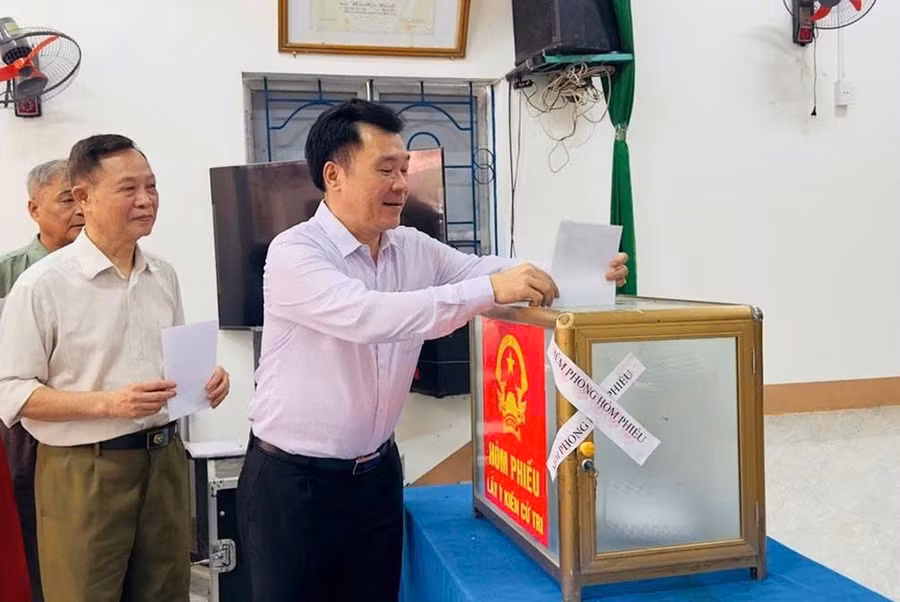 Cử tri huyện Định Hóa (Thái Nguyên) tham gia bỏ phiếu.