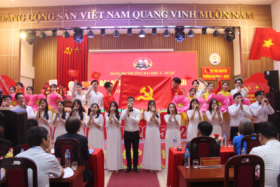 Văn nghệ chào mừng. img-2458.jpg