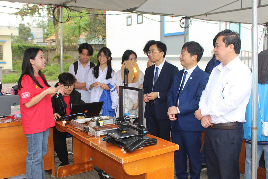 Lãnh đạo Trường Đại học Công nghệ Thông tin và Truyền thông cùng sở GD&ĐT Thái Nguyên thăm quan không gian sáng tạo của học sinh.