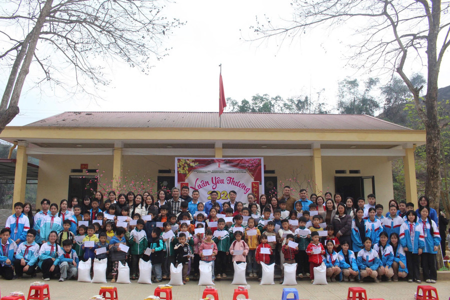 Trao quà cho học sinh Điểm trường Khe Cạn, xã Nam Hoà, tỉnh Thái Nguyên.