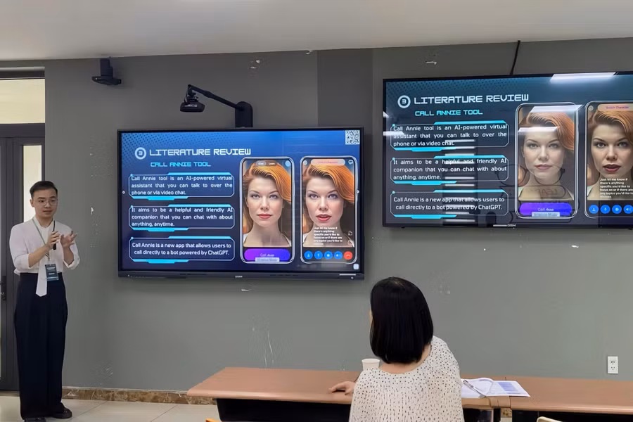 Sinh viên khoa Sư phạm Ngoại ngữ, trường Đại học Sư phạm (Đại học Thái Nguyên) ứng dụng AI trong học Ngoại ngữ.