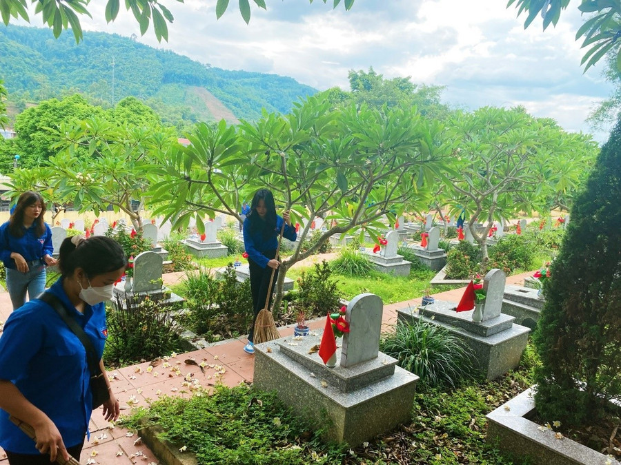 Thông qua các hoạt động ý nghĩa giúp sinh viên có cơ hội rèn luyện trưởng thành. don-dep-nghia-trang-liet-si.jpg