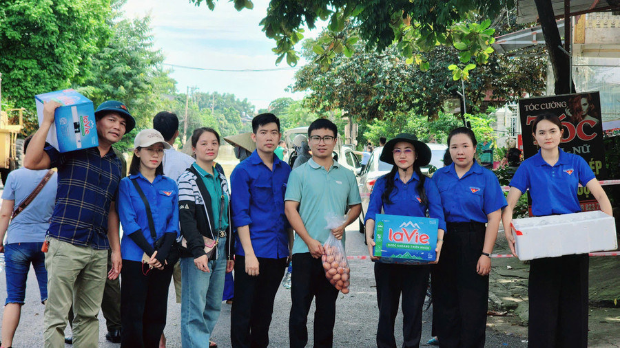 Phát nhu yếu phẩm cho bà con vùng lũ. tn-5.jpg