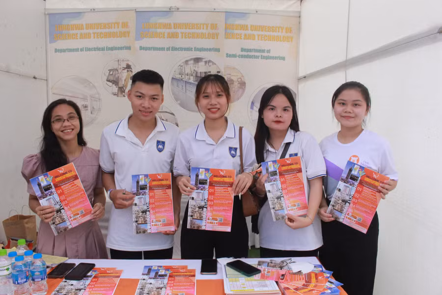 Tạo lập môi trường giúp sinh viên hội nhập.