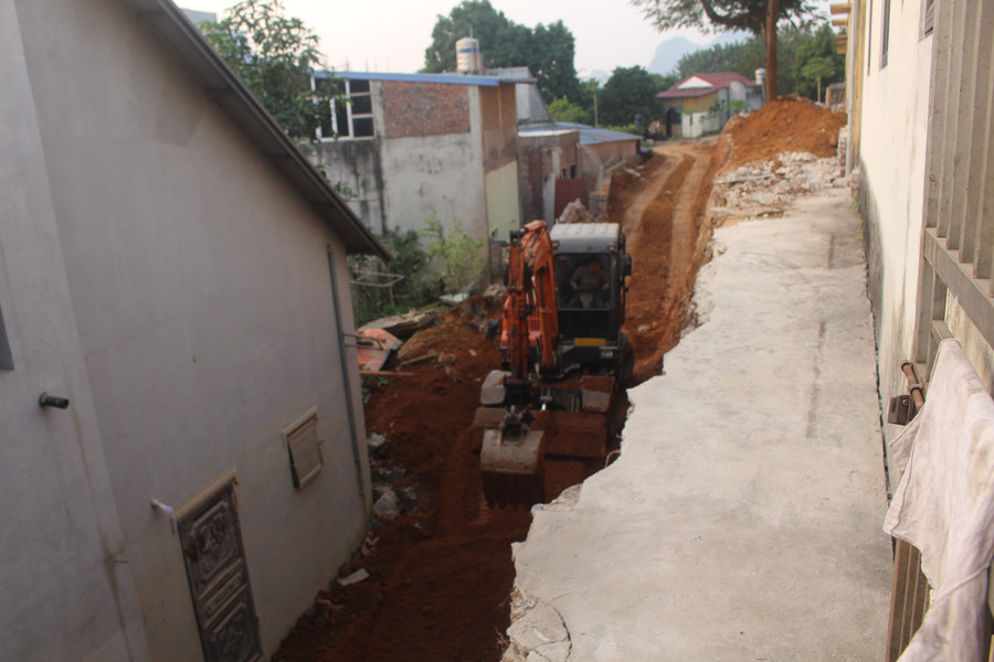 Phần tường rào giáp nhà dân của Trường THCS Chùa Hang II đang được sửa chữa. img-7933.jpg