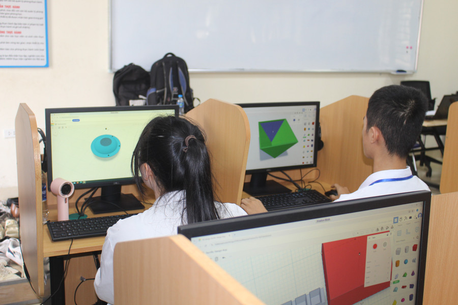Các em học sinh tham gia Cuộc thi thiết kế 3D sáng tạo nông cụ với chủ đề “Thái Nguyên xanh”. img-1656.jpg