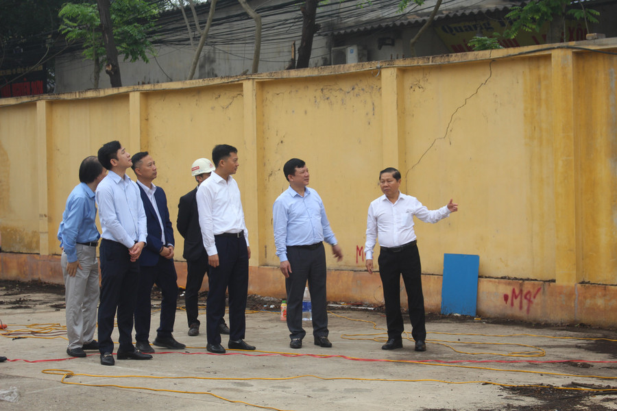 Thứ trưởng Lê Tấn Dũng kiểm tra dự án tại Trường Đại học Kinh tế và QTKD (Đại học Thái Nguyên).
