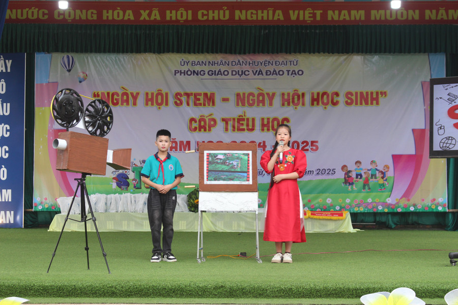 Các em học sinh thuyết trình sản phẩm máy chiếu phim bằng ngôn ngữ Tiếng Anh.