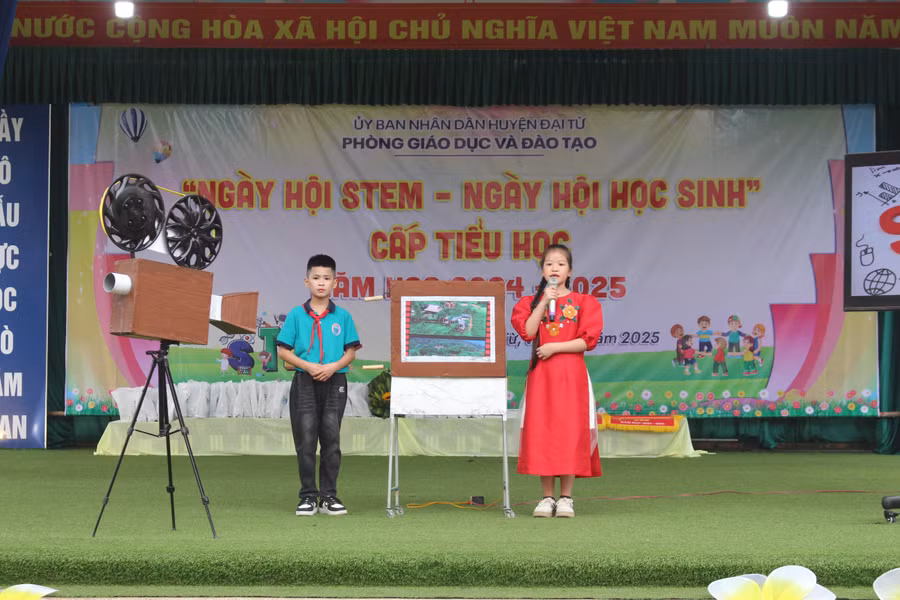 Các em học sinh thuyết trình sản phẩm máy chiếu phim bằng ngôn ngữ Tiếng Anh.