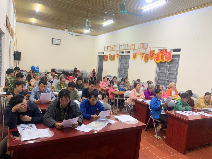 Lớp xoá mù chữ tại xóm Mỏ Chì sáng đèn mỗi tối.