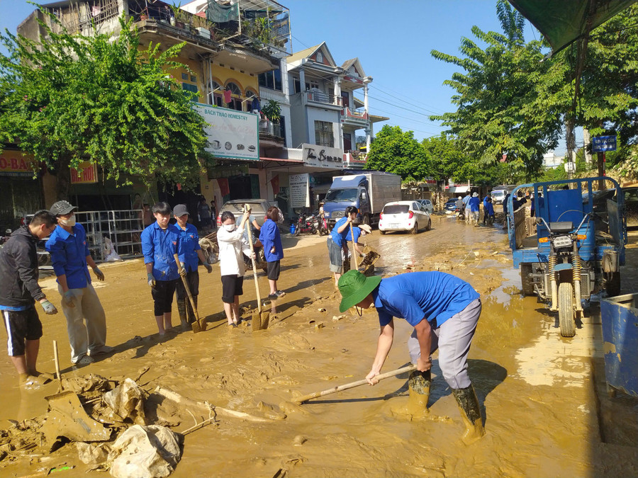 Công tác dọn dẹp gặp không ít khó khăn. tn-2.jpg