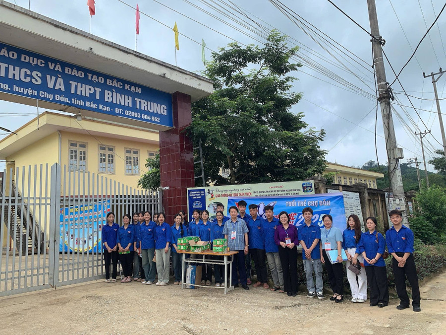Lực lượng tình nguyện viên luôn túc trực sẵn sàng hỗ trợ thí sinh và người nhà tại các điểm thi. luc-luong-tinh-nguyen-vien-luon-tuc-truc-san-sang-ho-tro-thi-sinh-va-nguoi-nha-tai-cac-diem-thi.jpg