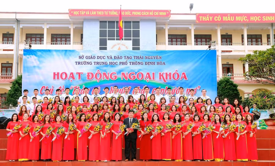 Tập thể cán bộ, giáo viên trường THPT Định Hóa (Thái Nguyên)
