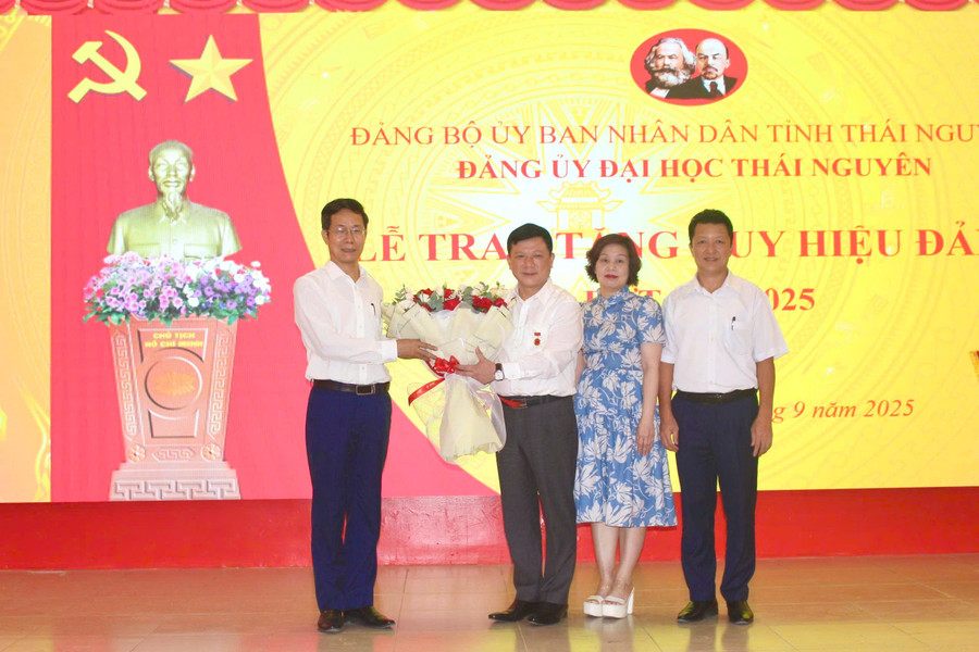 Ban lãnh đạo Đại học Thái Nguyên tặng hoa chúc mừng PGS.TS Hoàng Văn Hùng. dhtn-5.jpg