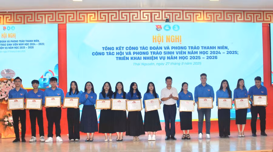 Khen thưởng cho các tập thể có thành tích xuất sắc trong công tác Đoàn.