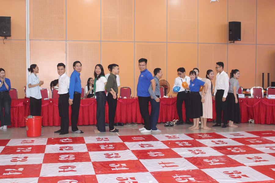 Thầy cô tham gia "cứu trợ" các thí sinh bị loại. img-2354.jpg
