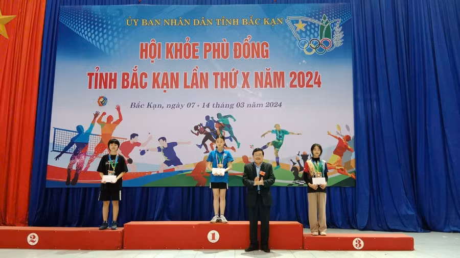Em Nông Thu Thuỷ, học sinh trường THCS thị trấn Chợ Rã đạt giải nhất môn Cầu Lông HKPĐ cấp tỉnh.