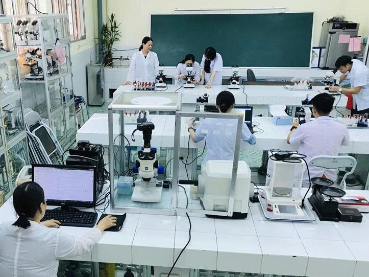 Chương trình Cử nhân Sinh học ứng dụng được thiết kế theo hướng tích hợp kiến thức lý thuyết và thực hành chuyên sâu. 2.jpg