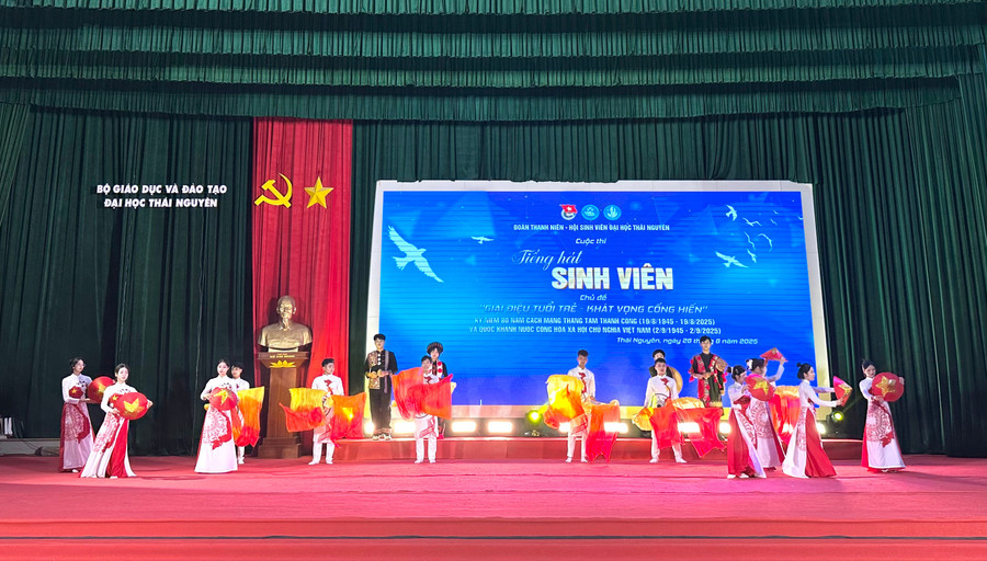 Tiết mục do sinh viên Trường Đại học Nông lâm biểu diễn. img-1238.jpg