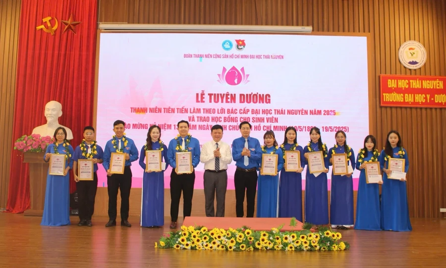 PGS.TS Hoàng Văn Hùng - Giám đốc Đại học Thái Nguyên cùng các “Thanh niên tiên tiến làm theo lời Bác”.