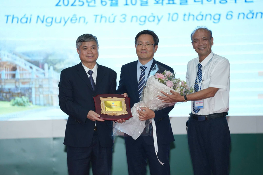 Đại học Thái Nguyên đã trao Chứng nhận tài trợ cho ông Kang Seok Hee như một lời tri ân về sự hỗ trợ tích cực của tỉnh Gyeongsangbuk-do. trao-chung-nhan-cho-dai-bieu.jpg