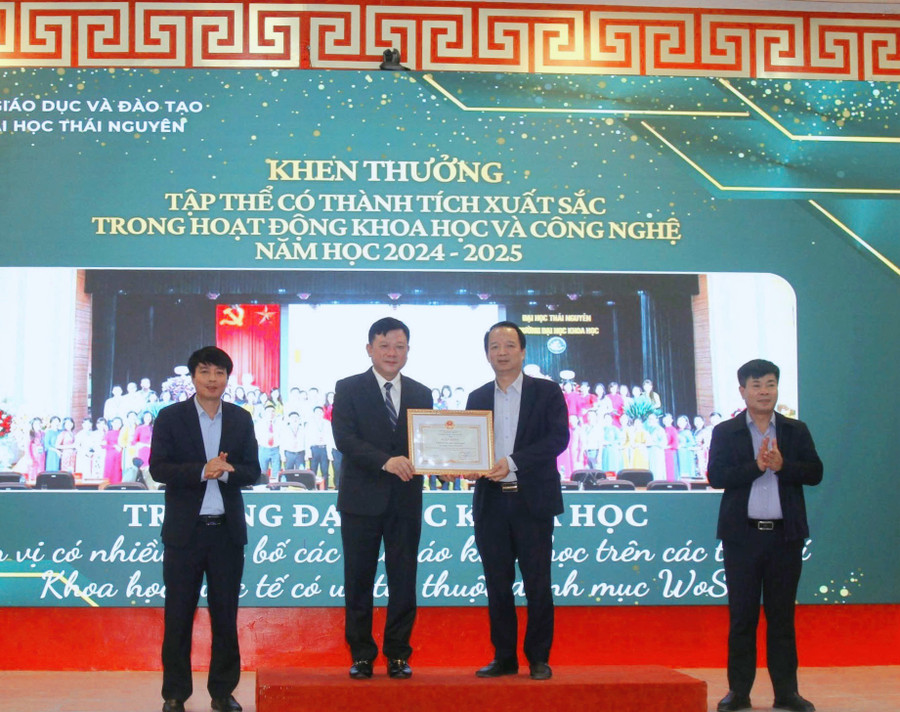 PGS.TS Hoàng Văn Hùng, Giám đốc Đại học Thái Nguyên trao khen thưởng cho tập thể Trường Đại học Khoa học.