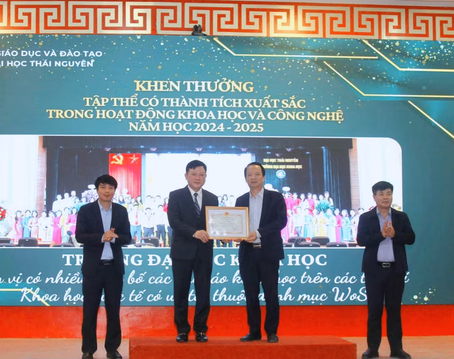 PGS.TS Hoàng Văn Hùng, Giám đốc Đại học Thái Nguyên trao khen thưởng cho tập thể Trường Đại học Khoa học.