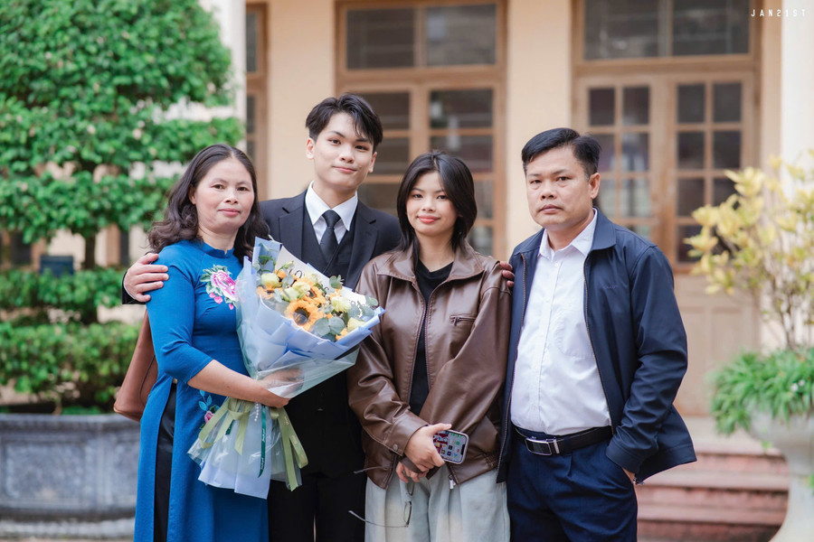 Âu Viết Hoàng bên gia đình. au-hoang-2.jpg