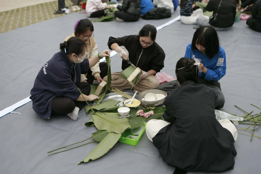 Điểm nhấn giàu cảm xúc của chương trình “Tết sum vầy” 2026 là cuộc thi gói bánh chưng.