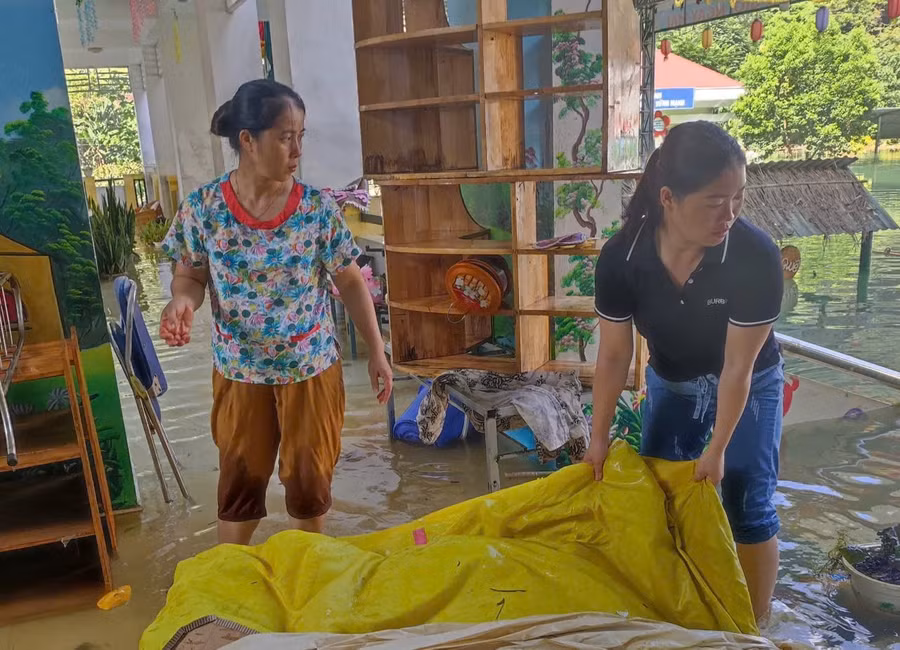 Các thầy cô giáo nỗ lực dọn dẹp khuôn viên trường lớp học.jpg