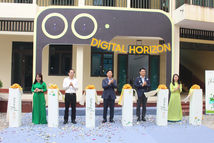 Lãnh đạo tỉnh Thái Nguyên và Công ty Samsung Điện tử Việt Nam Thái Nguyên cắt băng khánh thành trao tặng phòng học "Không gian số".