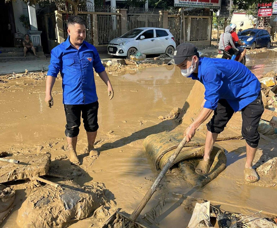 Đoàn viên, sinh viên Đại học Thái Nguyên cảm thấy tự hào khi được góp sức sẻ chia cùng người dân. 4.jpg