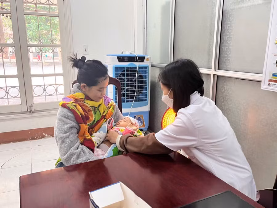 Bác sĩ tại Trung tâm y tế huyện Phú Lương thăm khám tư vấn về dinh dưỡng cho trẻ em trên địa bàn.