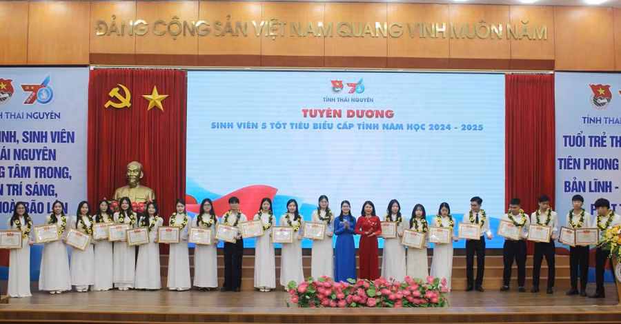 Tuyên dương "Sinh viên 5 tốt" cấp tỉnh.