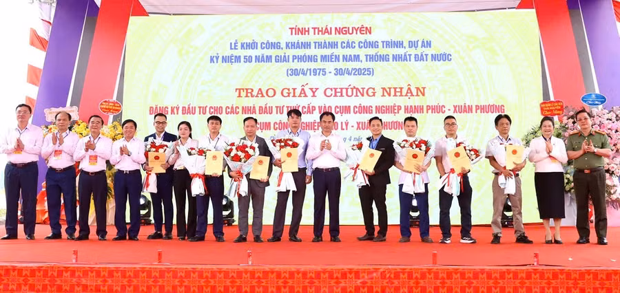 dong-chi-bi-thu-tinh-uy-trinh-viet-hung-va-cac-dai-bieu-tang-hoa-chuc-mung-cac-nha-dau-tu-thu-cap-duoc-nhan-giay-chung-nhan-dang-ky-dau-tu-vao-cum-cong-nghiep-hanh-phuc-xuan-phuong-va-cum-cong-nghiep-bao-ly-xuan-phuong.jpg