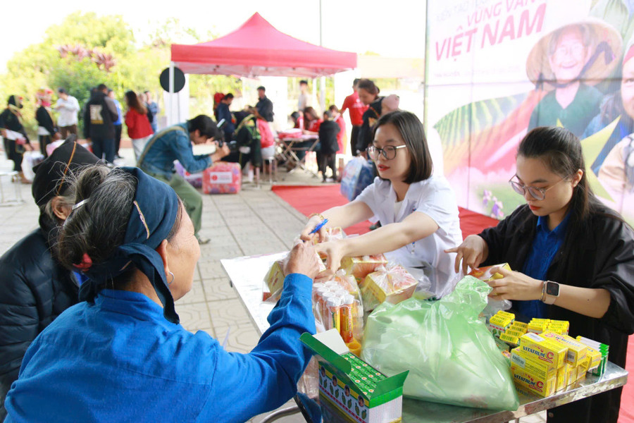 Phát thuốc miễn phí cho bà con người DTTS trên địa bàn huyện Võ Nhai.