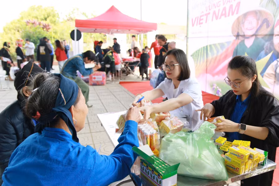 Phát thuốc miễn phí cho bà con người DTTS trên địa bàn huyện Võ Nhai.