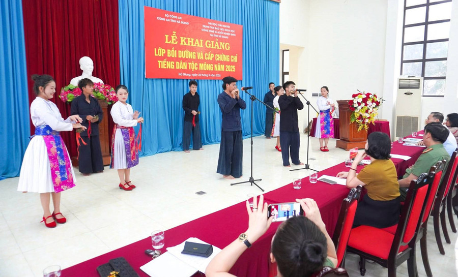 Khai giảng lớp bồi dưỡng và cấp chứng chỉ tiếng dân tộc Mông. khai-giang-lop-boi-duong-va-cap-chung-chi-tieng-dan-toc-mong.jpg
