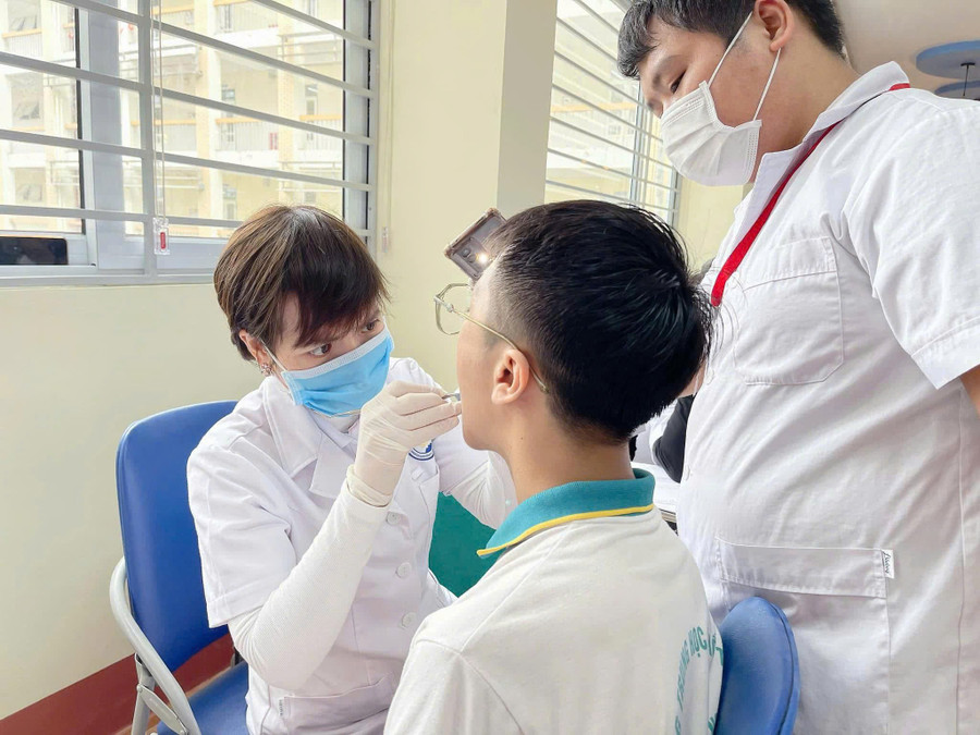 Hoạt động khám chữa bệnh, cấp thuốc miễn phí cho người dân. dh-y-3.jpg