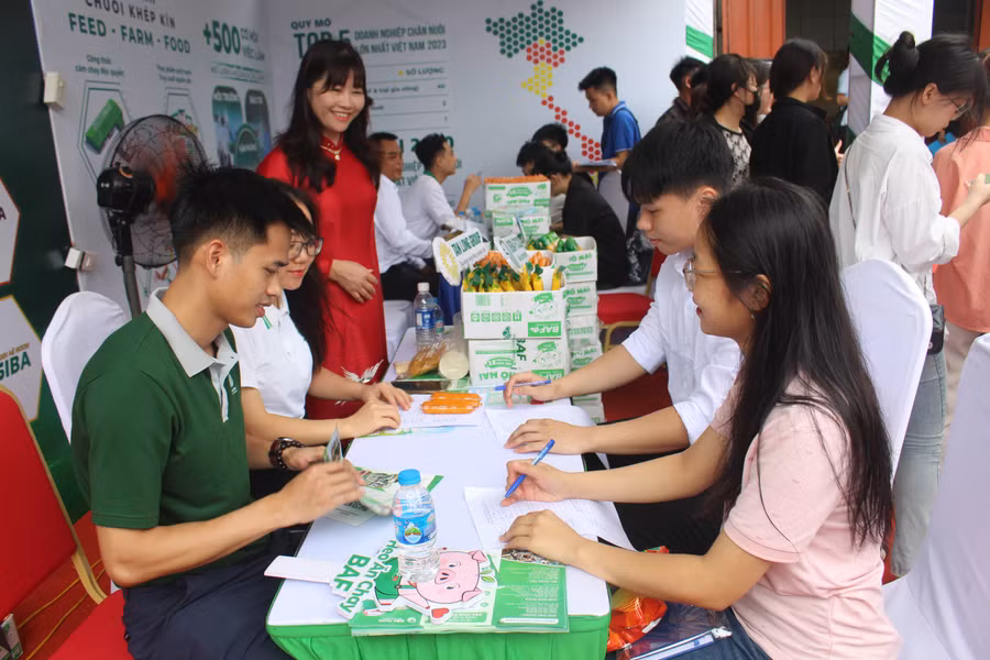 TS. Phan Thị Hồng Phúc - Phó Hiệu trưởng Trường Đại học Nông Lâm thăm các gian hàng tuyển dụng.