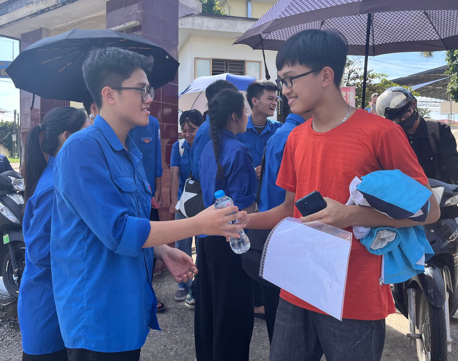 Tình nguyện viên tiếp sức thí sinh img-9825.jpg