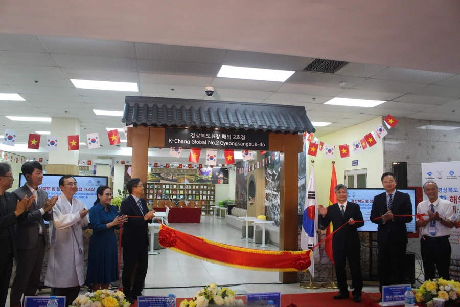 Các đại biểu khánh thành Không gian Văn hóa Hàn Quốc – K-Chang đặt tại Thư viện Trường Ngoại ngữ, Đại học Thái Nguyên.