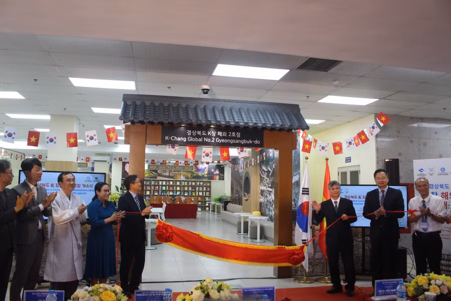 Các đại biểu khánh thành Không gian Văn hóa Hàn Quốc – K-Chang đặt tại Thư viện Trường Ngoại ngữ, Đại học Thái Nguyên.