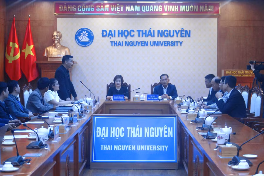 Đại diện Công ty Star Telecom làm việc với Đại học Thái Nguyên.