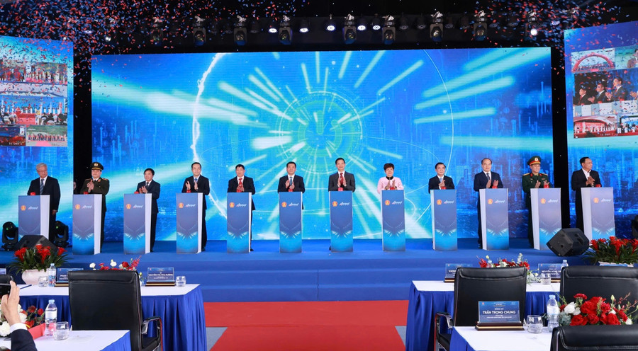 Các đại biểu dự lễ Khởi công Dự án đầu tư xây dựng và kinh doanh kết cấu hạ tầng Khu công nghiệp Phú Bình.