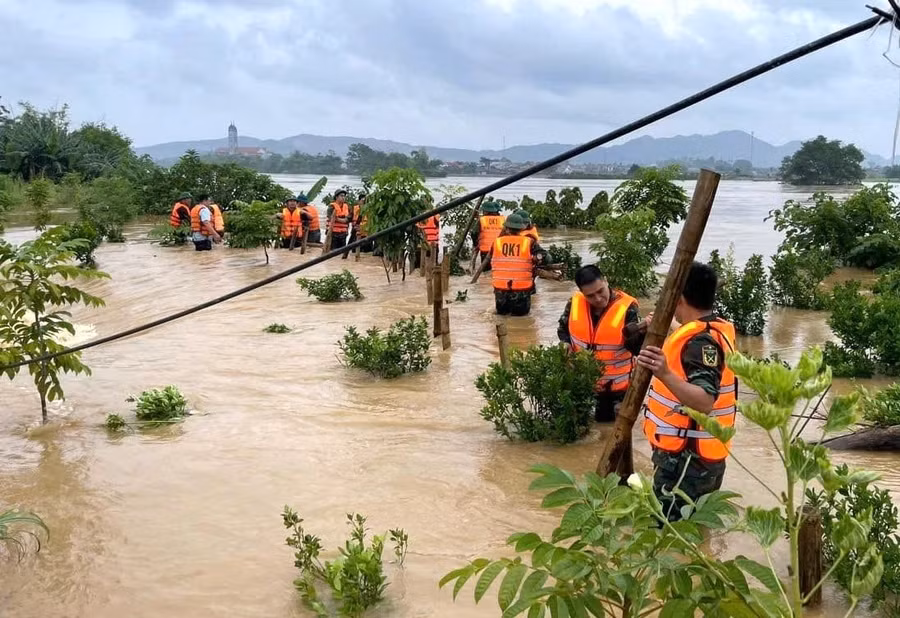 Lực lượng chức năng gia cố tuyến đê thuộc tổ 33 phường Phan Đình Phùng.