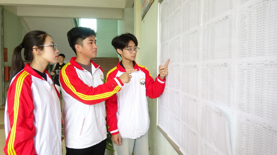 Sinh viên Trường Đại học Kỹ thuật Công nghiệp xem danh sách cử tri tại trường.