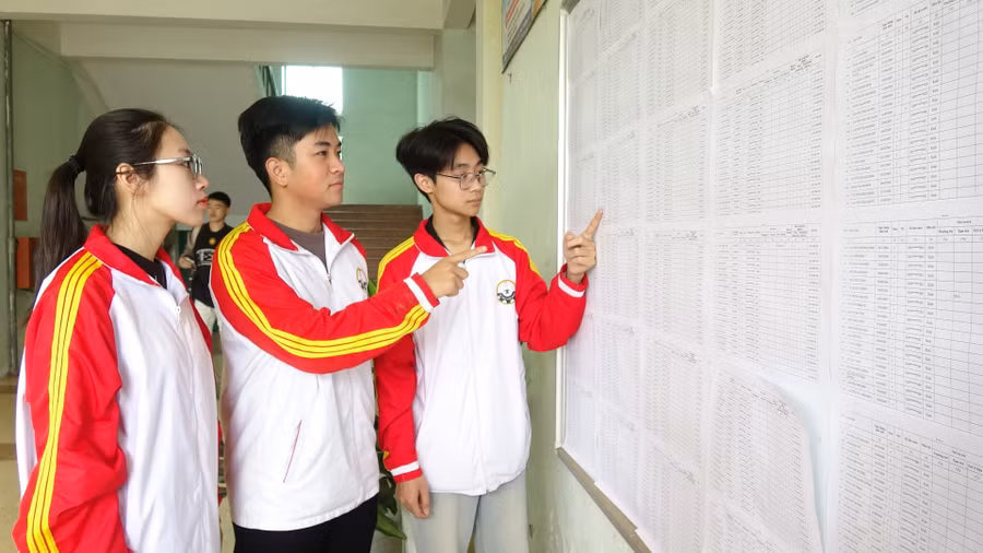 Sinh viên Trường Đại học Kỹ thuật Công nghiệp xem danh sách cử tri tại trường.